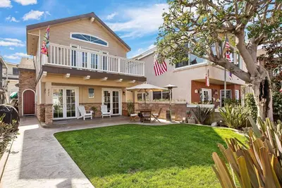 Image de Rare single family beach house w/gated front yard, 4 bed/2 bath, walk to beaches, parking