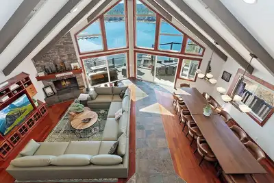 Image de It's a Wonderful Life by Destination Big Bear : Luxury Deep Water Lakefront! Pool Table! Panoramic Lake & Mountain Views!