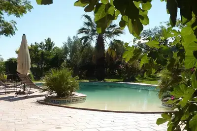 Image de Petit maison du charme avec terrasse et piscine