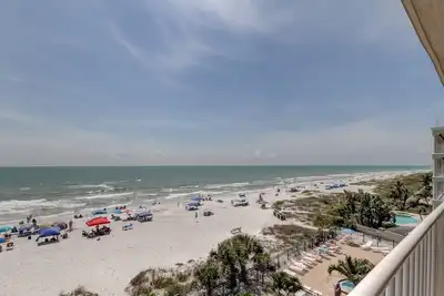 Image de Beautiful Beachfront Condo, Large Balcony, Tastefully Renovated Sleeps 8
