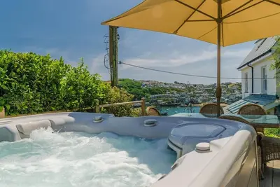 Image de Entire Victorian schoolhouse with hot tub and harbour views