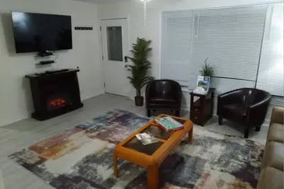 Image de Trendy! Pro Cleaned, Self Check In - Sleeps 10