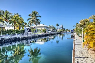 Image de Casa Chiquita - 3/2 Pool - Waterfront - 75’ Dock - Ground Level