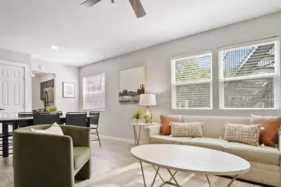 Image de Walk to Restaurants or Cook in Subway Tile Kitchen