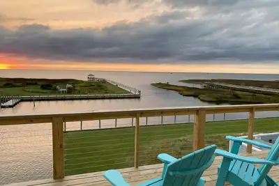 Image de 4br 3ba Waterfront Slice of Heaven! Luxury, hot tub, sunsets, fishing.