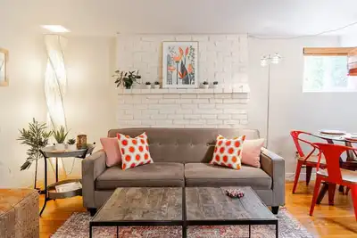 Spacious 1-bedroom apartment, 10 minutes drive to Seattle Waterfront.