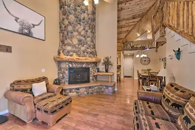 Image de Spacious Pinetop Country Club Cabin w/ Deck!