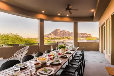 Image de Julep by AvantStay | Stylish 9 Br Estate w\/ Mid-Century Modern Decor