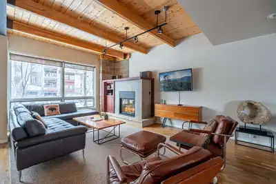 Image de Blackhawk 18 | Cooling Fans | Roof Top Hot Tub | Eclectic Decor & Art