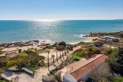 Image de Villa Mimao bénéficie d'un emplacement idéal presque directement sur la plage de Manuel Lourenço.