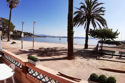 Image de Sur la Plage :Dans l'une des rares résidences pied dans l'eau de la Côte d'Azur