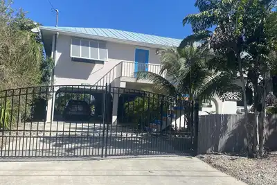 Image de New listing 3bd\/2bt Sleeps 8 \"Sunset Paradise Villa\" on canal Big Pine Key