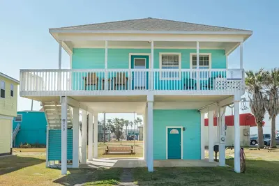 Image de Cozy, Cute, and Just a Skip to the Shore!