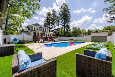Image de 2025 Open! New Buffalo Home With Private Heated Pool and Hot Tub!