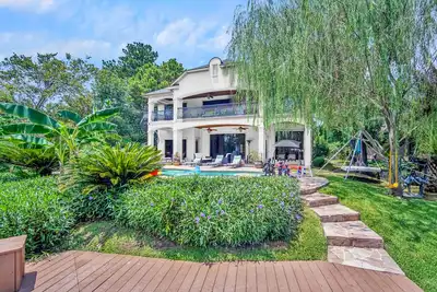 Image de Luxury Lake Woodlands Retreat, with Tropical Heated Pool, Jacuzzi & Cinema!