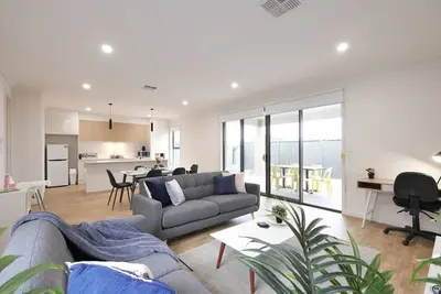 Image de Feel Happy & At Home Here. No stairs. Modern designer space. Ducted A/C. Double garage.