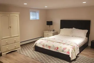 Image de Home away from Home! Close to Amenities, Bus stop in front, Separate Entrance