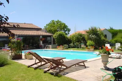 Image de Gîte avec piscine chauffée et jardin près de l'Estuaire de la Gironde