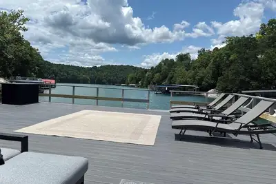 Image de *Deerfield* Perfectly located Lake front house on Norris Lake with covered dock