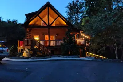 Image de \"Rushing Bear! \" Fully furnished two bedroom cozy cabin you want to capture! \"