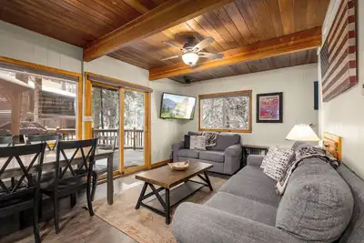 Image de Fully remodeled ski condo with private hot tub, close access to ski trail! ! !