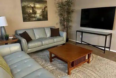 Image de Family Fun House - sauna, tanning bed, trampoline, Foosball, disc golf and more!