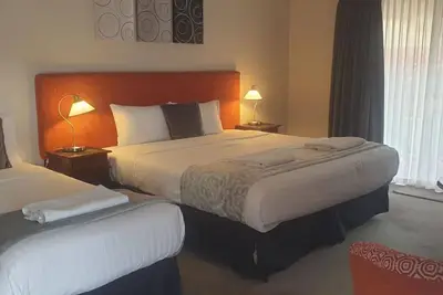 Image de Suite 26 |Town Central | Walk To Cafes | Sleeps 3