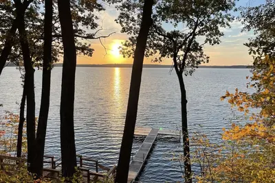 Image de Stunning Sunrises from spacious Big Round Lake Cabin