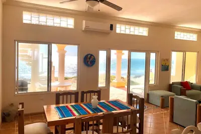 Image de Open Door. Step to the Beach. Happiness