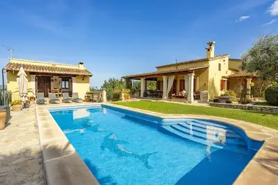 Image de Maison de campagne avec 4 chambres, 3 salles de bain, barbecue et piscine