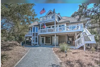 Image de UnWynd and start your beach vacation just steps from the beach!