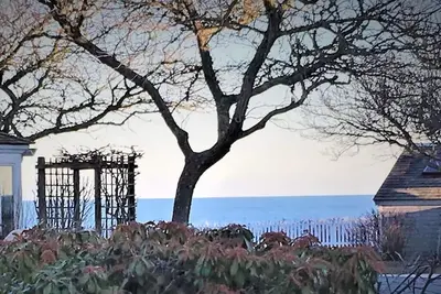 Image de Ocean Views & A/C in cozy condo w/upscale finishes! - Steps To Private Beach