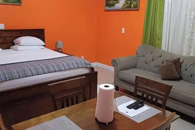 Image de 55 Oasis Cottage. Studio suite. Nearby World's #1 Grace Bay Beach.