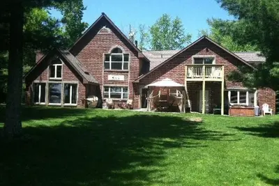 Image de Rent the biggest and the best Large Lake house sleeps up to 18, Lots to do!