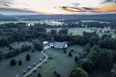 Image de Quiet, spacious, secluded hideaway for the entire family (and then some).