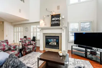 Image de Heart of the Village: Steps to Blue Mountain Condo