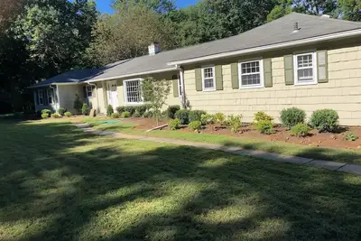 Image de Darien family home on a Cul de Sac with pond.