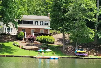 Image de 5 bdrm Lakefront Home-private lake! Accommodates 2-15 guests, great fishing too.