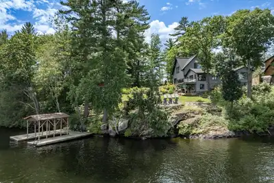 Image de Stunning 5 + Bed, 3 Bath Cottage on the South End of Lake Muskoka! All Day Sun!