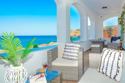 Image de Impressive Seafront Villa with Amazing Views, A/C and Private Pool just 5 meters to Skaleta Beach!