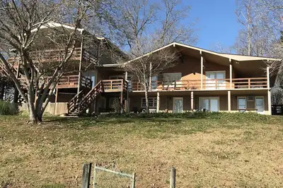 Image de Hickory Point on Smith Mtn Lake! Beautiful House the whole family will love!