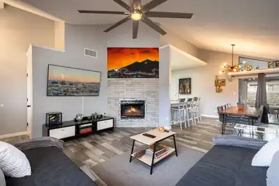 Image de Luxury El Paso Themed Home W/ Futuristic Showers