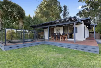 Image de Relax in the spa with views opposite Lake Eildon