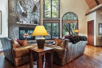 Image de Luxurious & Large - 3 Living Rooms, Private Hot Tub, Convenient to Free Bus