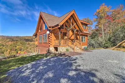 Image de Hilltop Cabin on 5 Acres w/ Hot Tub & Waterfall!