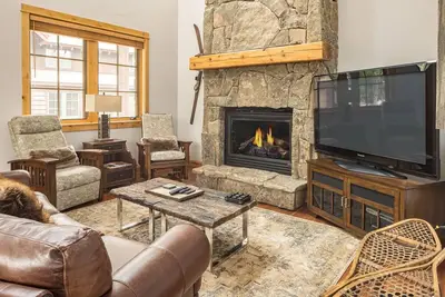 Image de Book Now for Summer Stays! Charming Townhome with Mountain Views, Wifi and Garage!