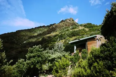 Image de Cabane dans le maquis, terrasse et cuisine ouverte vu sur mer et montagne