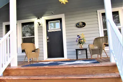 Image de Almost New cottage in quaint historic downtown Morehead City. Built in 2020.