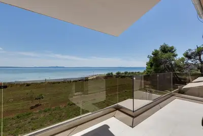 Image de Beachfront three bedroom villa with jacuzzy Sgb1