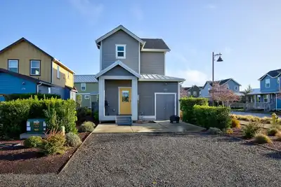 Image de A cozy home to place your Bigfoot prints on the beach